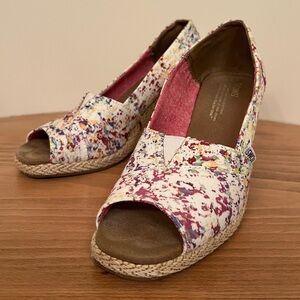 Tom’s wedge sandal